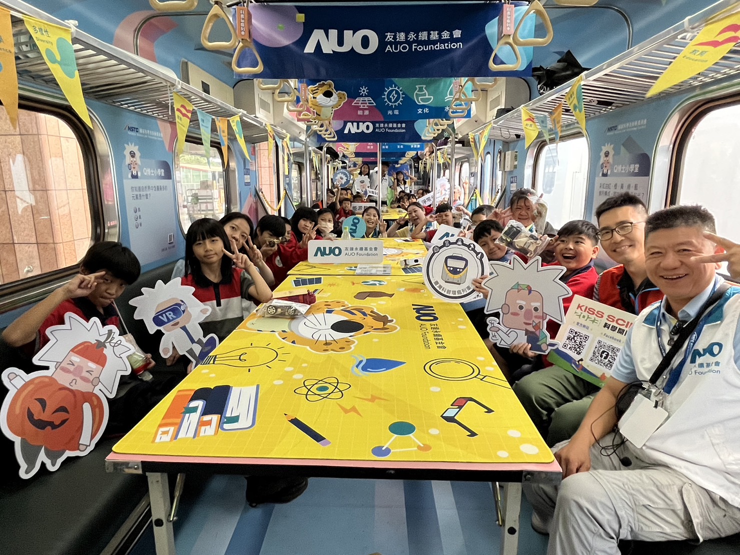DG视讯永續基金會參與「臺灣科普環島列車」，設計基礎科學車廂課程，以「淨零碳排和永續能源」為主題，讓學生透過創意實驗認識淨零知識，以及思考生活中的減碳行為
