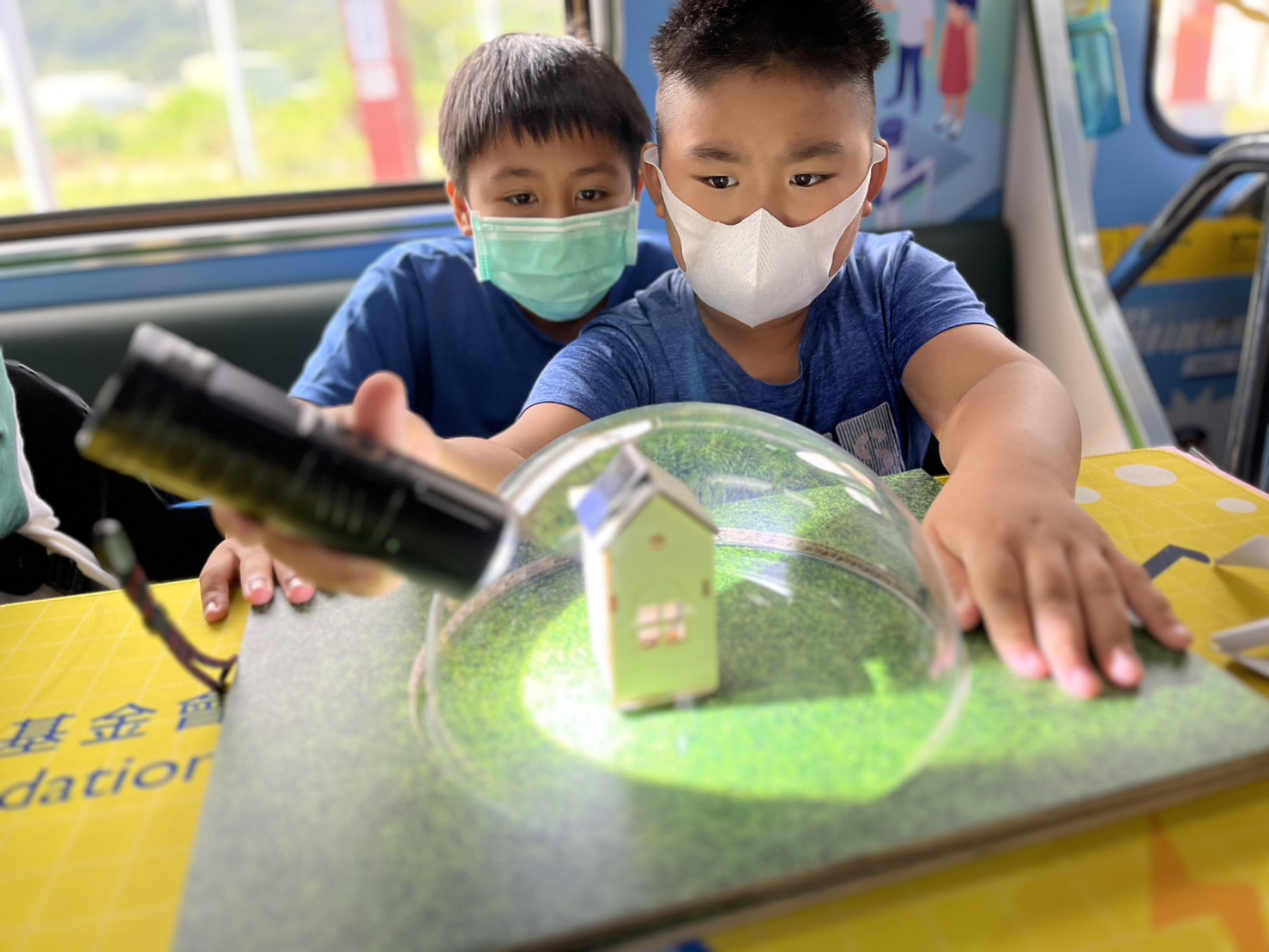 DG视讯參與基礎科學主題車廂，以STEAM教學精神，設計「逐日科學家」、「太陽能工程師」以及「淨零建築師」三大能源科普課程和實驗